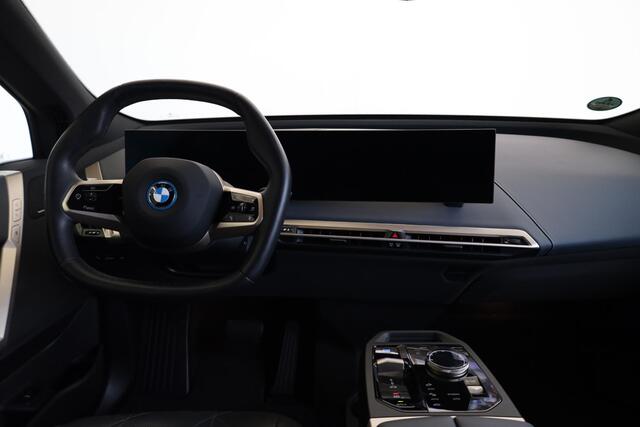 BMW iX xDrive40 | Sportpakket | Panoramadak | Trekhaak elektr. | Luchtvering