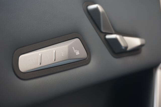 BMW iX xDrive40 M Sport / Trekhaak / Panoramdak Sky Lounge / Driving Assistant Professional / Parking Assistant Plus / Luchtvering / Soft-Close / Stoelventilatie / BMW Laserlicht / Harman Kardon / 22 Inch