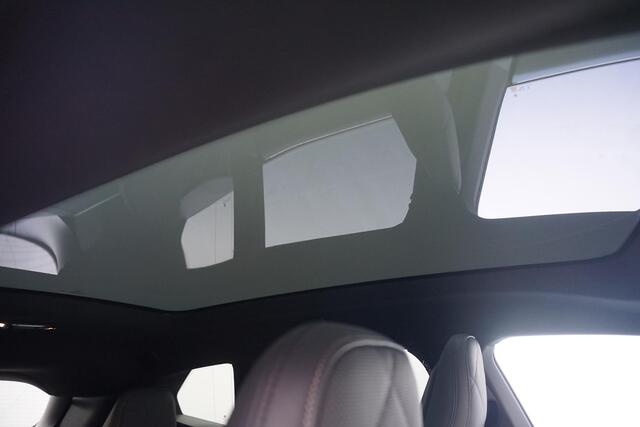 BMW iX xDrive40 M Sport / Trekhaak / Panoramdak Sky Lounge / Driving Assistant Professional / Parking Assistant Plus / Luchtvering / Soft-Close / Stoelventilatie / BMW Laserlicht / Harman Kardon / 22 Inch