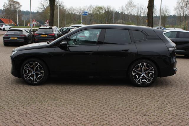 BMW iX xDrive40 Executive 77 kWh / Trekhaak / Panoramadak / 360Camera / Luchtvering / Harman Kardon / 22'' / CarPlay / DAB / Dodehoek / ACC