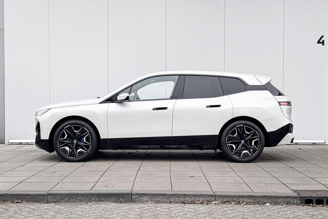 BMW iX xDrive40 High Executive Luchtvering / Harman Kardon Audio / Stoelventilatie / Stoelverwarming / Panoramadak