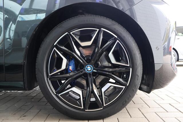 BMW iX M60 High Executive 112 kWh | Bowers & Wilkins | M Aerodynamica | Head-up Display | Voorstoelen Verwarmd | Lentevoordeel