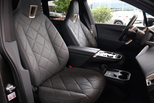 BMW iX M60 High Executive 112 kWh | Bowers & Wilkins | M Aerodynamica | Head-up Display | Voorstoelen Verwarmd | Lentevoordeel