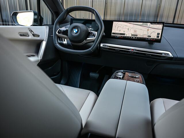 BMW iX xDrive45 101 kWh | NL-auto | Comfort access | Soft close | Iconic glow | Adaptive led | Sky lounge | Driving assistant prof. | Dab+ | Harman/kardon |