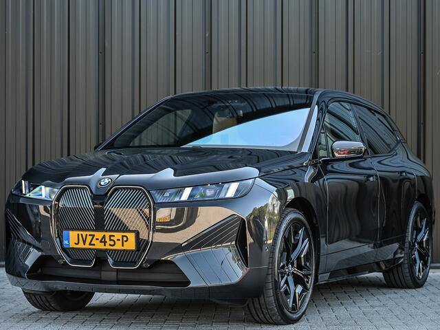 BMW iX xDrive45 101 kWh | NL-auto | Comfort access | Soft close | Iconic glow | Adaptive led | Sky lounge | Driving assistant prof. | Dab+ | Harman/kardon |
