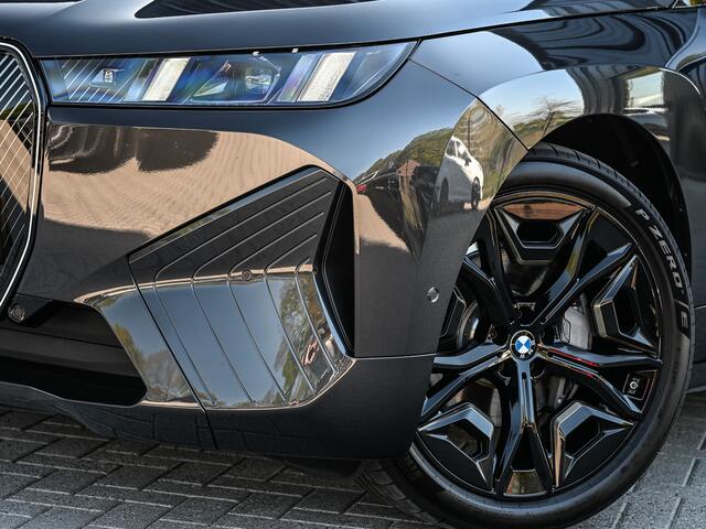 BMW iX xDrive45 101 kWh | NL-auto | Comfort access | Soft close | Iconic glow | Adaptive led | Sky lounge | Driving assistant prof. | Dab+ | Harman/kardon |