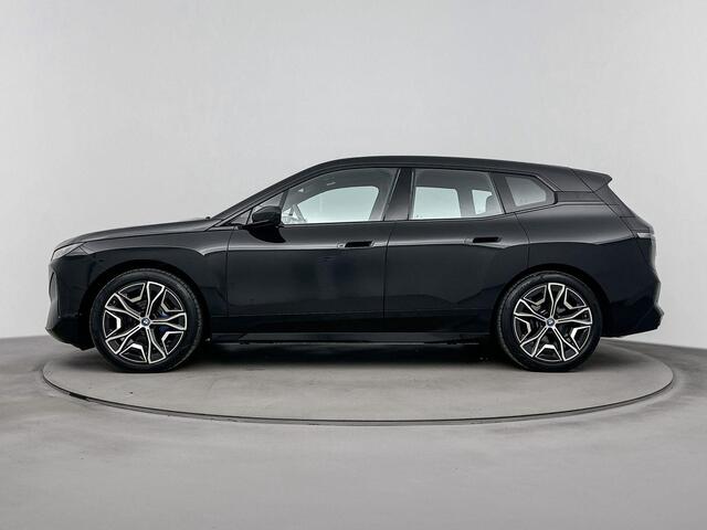 BMW iX xDrive50 Executive 112 kWh | M Sportpakket | Comfort Access pakket | Live Cockpit Professional | Parking Assistant Plus | airco automatisch | airco separaat achter | Apple Carplay/Android Auto | lederen bekleding | navigatiesysteem full map | voorstoelen 