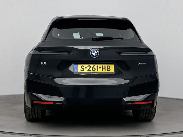 BMW iX xDrive50 Executive 112 kWh | M Sportpakket | Comfort Access pakket | Live Cockpit Professional | Parking Assistant Plus | airco automatisch | airco separaat achter | Apple Carplay/Android Auto | lederen bekleding | navigatiesysteem full map | voorstoelen 