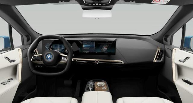 BMW iX xDrive50 Executive 112 kWh Sportpakket - Luchtvering - Trekhaak - Panoramadak - Stoelventilatie - Driving Assistant Professional - Soft close - Warmte Comfortpakket voor/achter - BMW Laserlight -