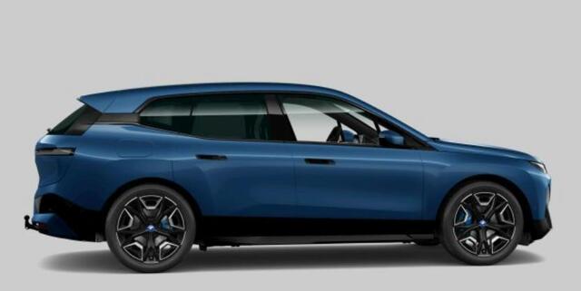 BMW iX xDrive50 Executive 112 kWh Sportpakket - Luchtvering - Trekhaak - Panoramadak - Stoelventilatie - Driving Assistant Professional - Soft close - Warmte Comfortpakket voor/achter - BMW Laserlight -