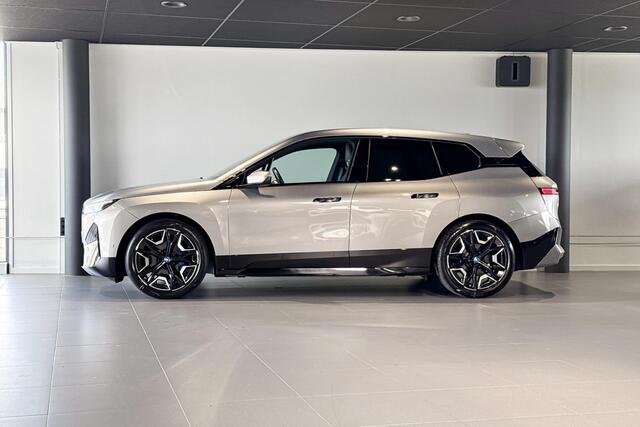 BMW iX xDrive50 Excellence 112 kWh | M Sport | Stoelverwarming | Head-Up Display | Achteruitrijcamera | Trekhaak |