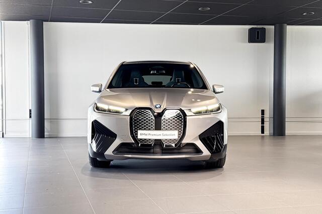 BMW iX xDrive50 Excellence 112 kWh | M Sport | Stoelverwarming | Head-Up Display | Achteruitrijcamera | Trekhaak |