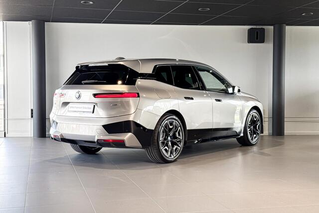 BMW iX xDrive50 Excellence 112 kWh | M Sport | Stoelverwarming | Head-Up Display | Achteruitrijcamera | Trekhaak |