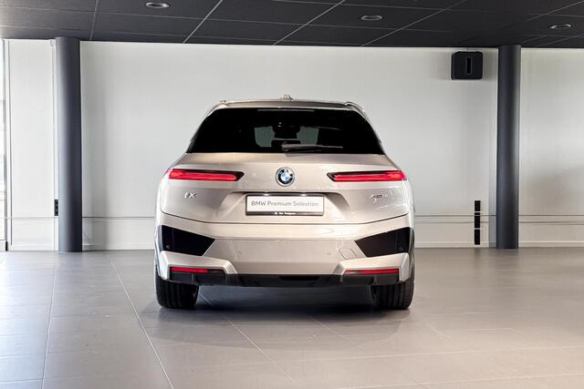 BMW iX xDrive50 Excellence 112 kWh | M Sport | Stoelverwarming | Head-Up Display | Achteruitrijcamera | Trekhaak |
