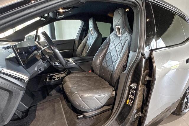 BMW iX xDrive50 Excellence 112 kWh | M Sport | Stoelverwarming | Head-Up Display | Achteruitrijcamera | Trekhaak |