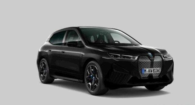 BMW iX xDrive50 High Executive 112 kWh Sportpakket - Trekhaak - Panoramadak - Driving/Parking Assistant Professional - Multifunctionele stoelen - Stoelventilatie - Soft close - BMW Laserlight - Comfort Access -