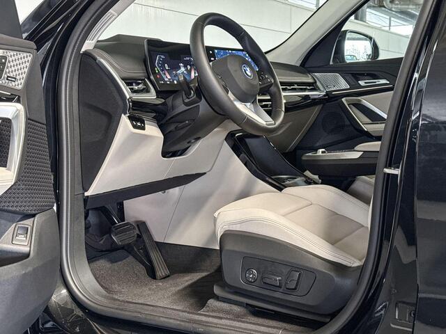 BMW iX1 eDrive20 67 kWh | xLine | Actiefstoelen voor