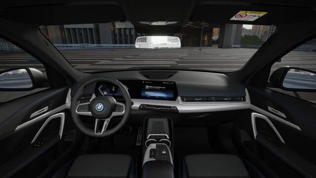 BMW iX1 eDrive20 M Sport / Trekhaak / Sportstoelen / Adaptieve LED / M Adaptief onderstel / Comfort Access / Parking Assistant / Stoelverwarming