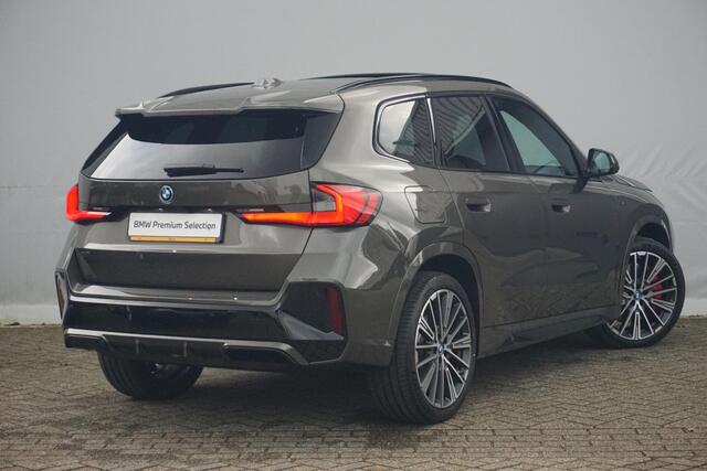 BMW iX1 eDrive20 M Sport Pro / Individual / Panorama Dak / Trekhaak / Comfort Acces / Harman Kardon / Innovation / Driving Assistant Professional