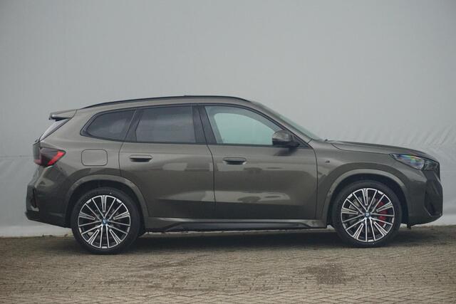 BMW iX1 eDrive20 M Sport Pro / Individual / Panorama Dak / Trekhaak / Comfort Acces / Harman Kardon / Innovation / Driving Assistant Professional