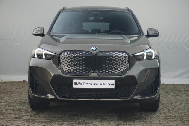 BMW iX1 eDrive20 M Sport Pro / Individual / Panorama Dak / Trekhaak / Comfort Acces / Harman Kardon / Innovation / Driving Assistant Professional
