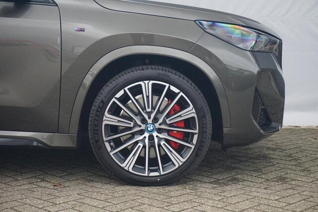 BMW iX1 eDrive20 M Sport Pro / Individual / Panorama Dak / Trekhaak / Comfort Acces / Harman Kardon / Innovation / Driving Assistant Professional