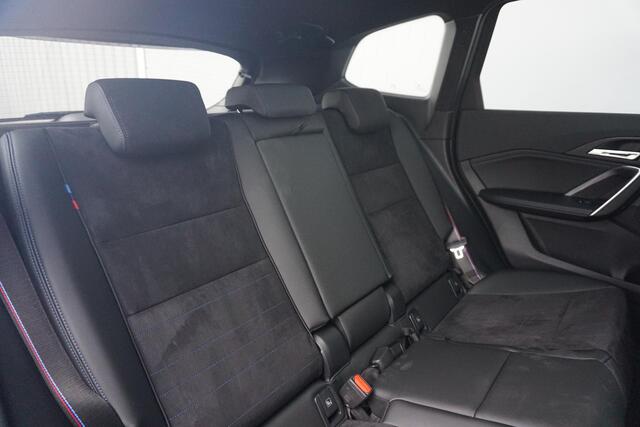 BMW iX1 eDrive20 M Sport Pro / Individual / Panorama Dak / Trekhaak / Comfort Acces / Harman Kardon / Innovation / Driving Assistant Professional