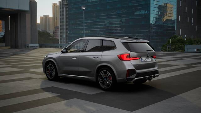 BMW iX1 eDrive20 M Sport / Trekhaak / Sportstoelen / Adaptieve LED / M Adaptief onderstel / Comfort Access / Parking Assistant / Stoelverwarming