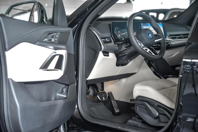 BMW iX1 xDrive30 67 kWh | Stuurwielrand verwarmd | Sportstoelen voor