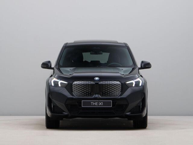 BMW iX1 eDrive20 67 kWh | M-Sport Pro | Trekhaak |