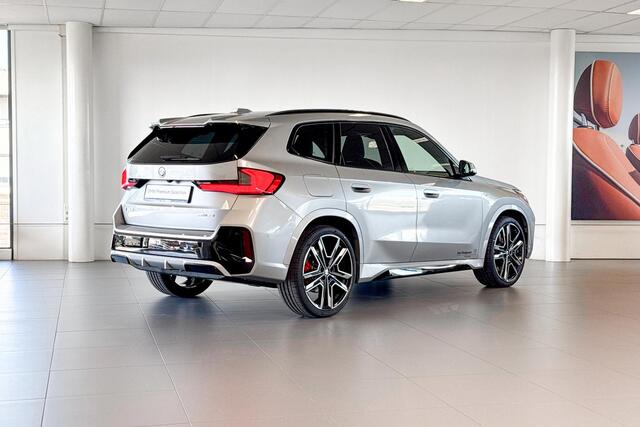 BMW iX1 eDrive20 67 kWh | M Sport | Glazen Panoramadak | Stoelverwarming | Harman Kardon | Trekhaak |