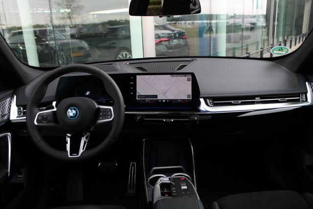 BMW iX1 eDrive20 High Executive M Sport / Panoramadak / Trekhaak / Sportstoelen / Adaptieve LED / Comfort Access / M Adaptief onderstel / Head-Up / Parking Assistant Plus