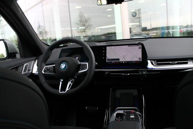 BMW iX1 eDrive20 High Executive M Sport / Panoramadak / Trekhaak / Sportstoelen / Adaptieve LED / Comfort Access / M Adaptief onderstel / Head-Up / Parking Assistant Plus