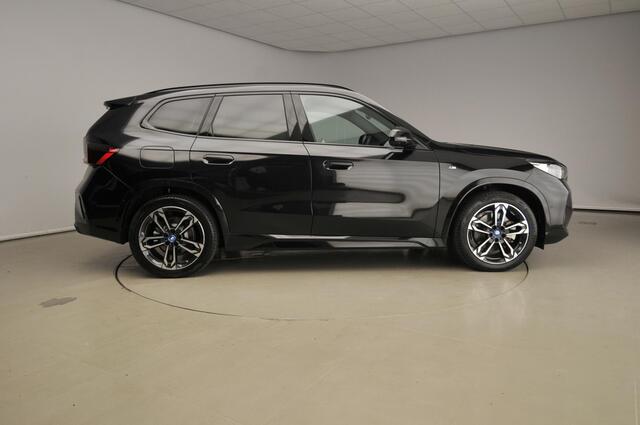 BMW iX1 xDrive30 | M-Sportpakket | LED | Leder | HUD | Schuifdak | Trekhaak | Elektr. zetels | DAB | Harman-kardon sound | Alu 19 inch