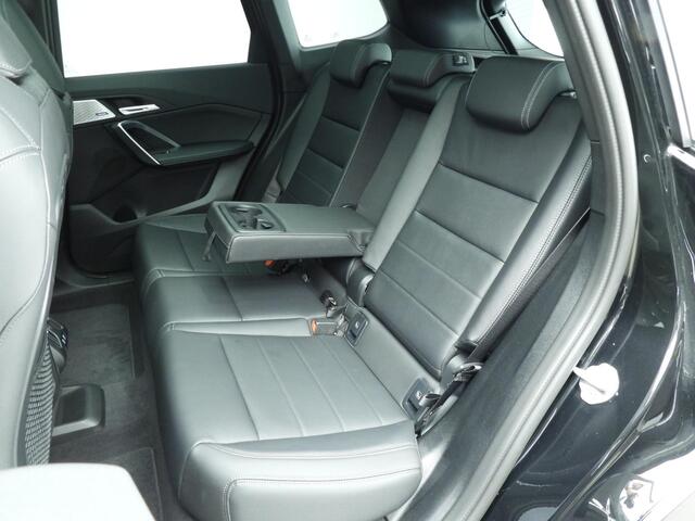BMW iX1 xDrive30 | M-Sportpakket | LED | Leder | HUD | Schuifdak | Trekhaak | Elektr. zetels | DAB | Harman-kardon sound | Alu 19 inch