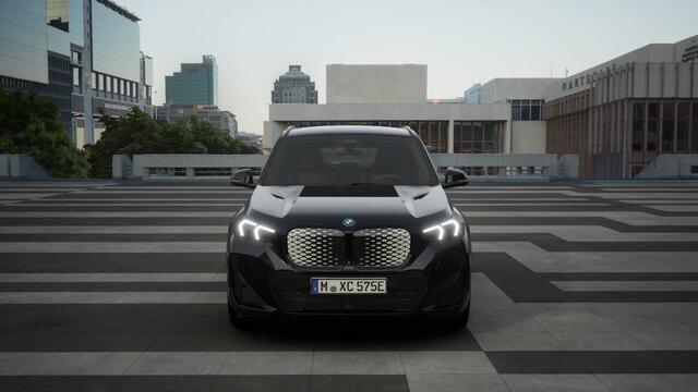 BMW iX1 eDrive20 M Sport / Achteruitrijcamera / Sportstoelen / Adaptieve LED / M Adaptief onderstel / Comfort Access / Stuurverwarming