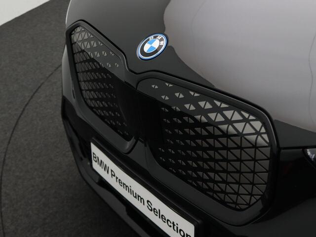 BMW iX1 eDrive20 M Sportpakket Pro | Premium Pack | Comfort Pack | Travel Pack | Stuurwiel Verwarmd | Panoramadak | Elektrisch Verstelbare Stoelen | Driving Assistant Plus | DAB | Harman Kardon | 19''