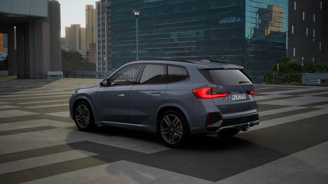 BMW iX1 eDrive20 M Sport / Panoramadak / Trekhaak / Sportstoelen / M Adaptief onderstel / Comfort Access / Adaptieve LED / Stoelverwarming / Parking Assistant Plus / Head-Up / Harman Kardon