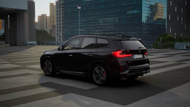 BMW iX1 eDrive20 M Sport / Trekhaak / Sportstoelen / Achteruitrijcamera / M Adaptief onderstel / Adaptieve LED / Comfort Access / Parking Assistant