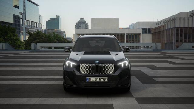 BMW iX1 eDrive20 M Sport / Trekhaak / Sportstoelen / Achteruitrijcamera / M Adaptief onderstel / Adaptieve LED / Comfort Access / Parking Assistant