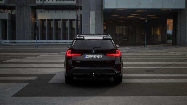 BMW iX1 eDrive20 M Sport / Trekhaak / Sportstoelen / Achteruitrijcamera / M Adaptief onderstel / Adaptieve LED / Comfort Access / Parking Assistant