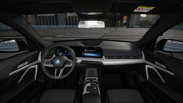 BMW iX1 eDrive20 M Sport / Trekhaak / Sportstoelen / Achteruitrijcamera / M Adaptief onderstel / Adaptieve LED / Comfort Access / Parking Assistant