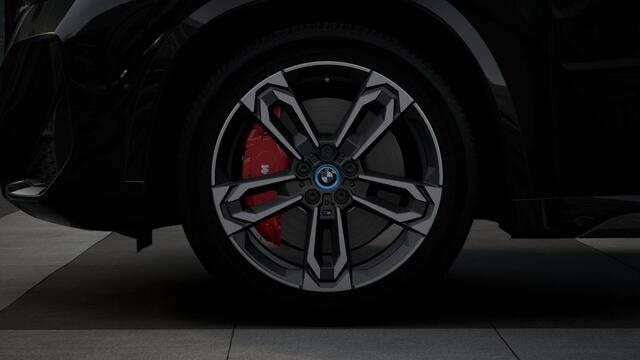 BMW iX1 eDrive20 M Sport / Trekhaak / Sportstoelen / Achteruitrijcamera / M Adaptief onderstel / Adaptieve LED / Comfort Access / Parking Assistant