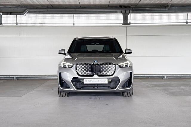 BMW iX1 eDrive20 67 kWh | M Sportpakket Pro