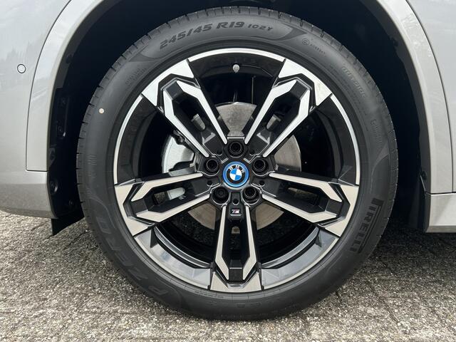 BMW iX1 eDrive20 | M-Sport | 19'' | Panorama. | Stoelverw. | Comf. Acc. | Adapt. LED | Camera