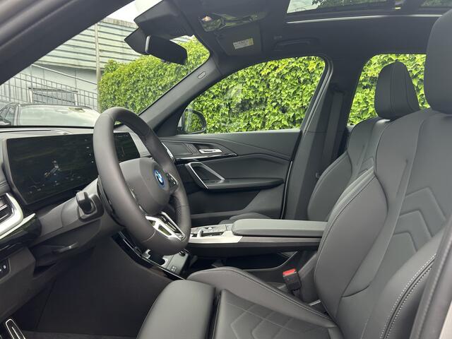 BMW iX1 eDrive20 | M-Sport | 19'' | Panorama. | Stoelverw. | Comf. Acc. | Adapt. LED | Camera