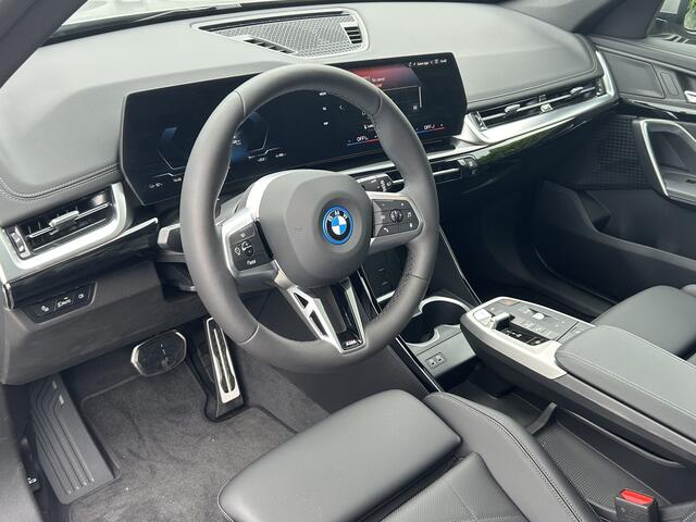 BMW iX1 eDrive20 | M-Sport | 19'' | Panorama. | Stoelverw. | Comf. Acc. | Adapt. LED | Camera