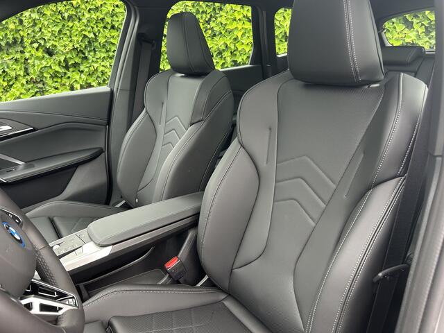BMW iX1 eDrive20 | M-Sport | 19'' | Panorama. | Stoelverw. | Comf. Acc. | Adapt. LED | Camera
