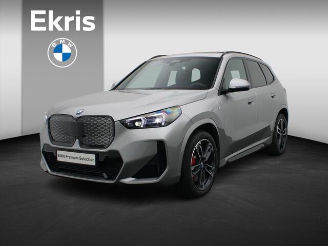 BMW iX1 eDrive20 67 kWh M Sportpakket Pro | Premium Pack | Comfort Pack | Travel Pack | Stuurwielrand Verwarmd | Trekhaak | Panoramadak | Driving Assistant Plus | DAB | Harman Kardon | 19''