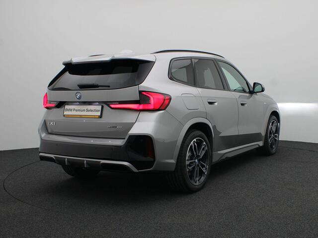 BMW iX1 eDrive20 67 kWh M Sportpakket Pro | Premium Pack | Comfort Pack | Travel Pack | Stuurwielrand Verwarmd | Trekhaak | Panoramadak | Driving Assistant Plus | DAB | Harman Kardon | 19''